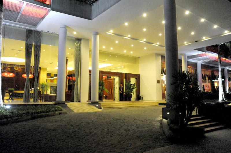 Muong Thanh Holiday Hue Hotel Exteriör bild